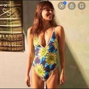 Aerie scoop-neck cut out back one-piece suit